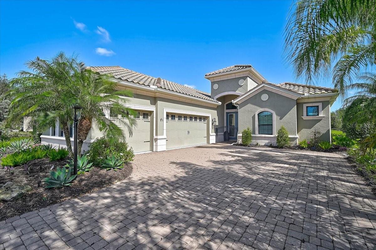 Single Family Residence in LAKEWOOD RANCH, FL - Daniel Dourado