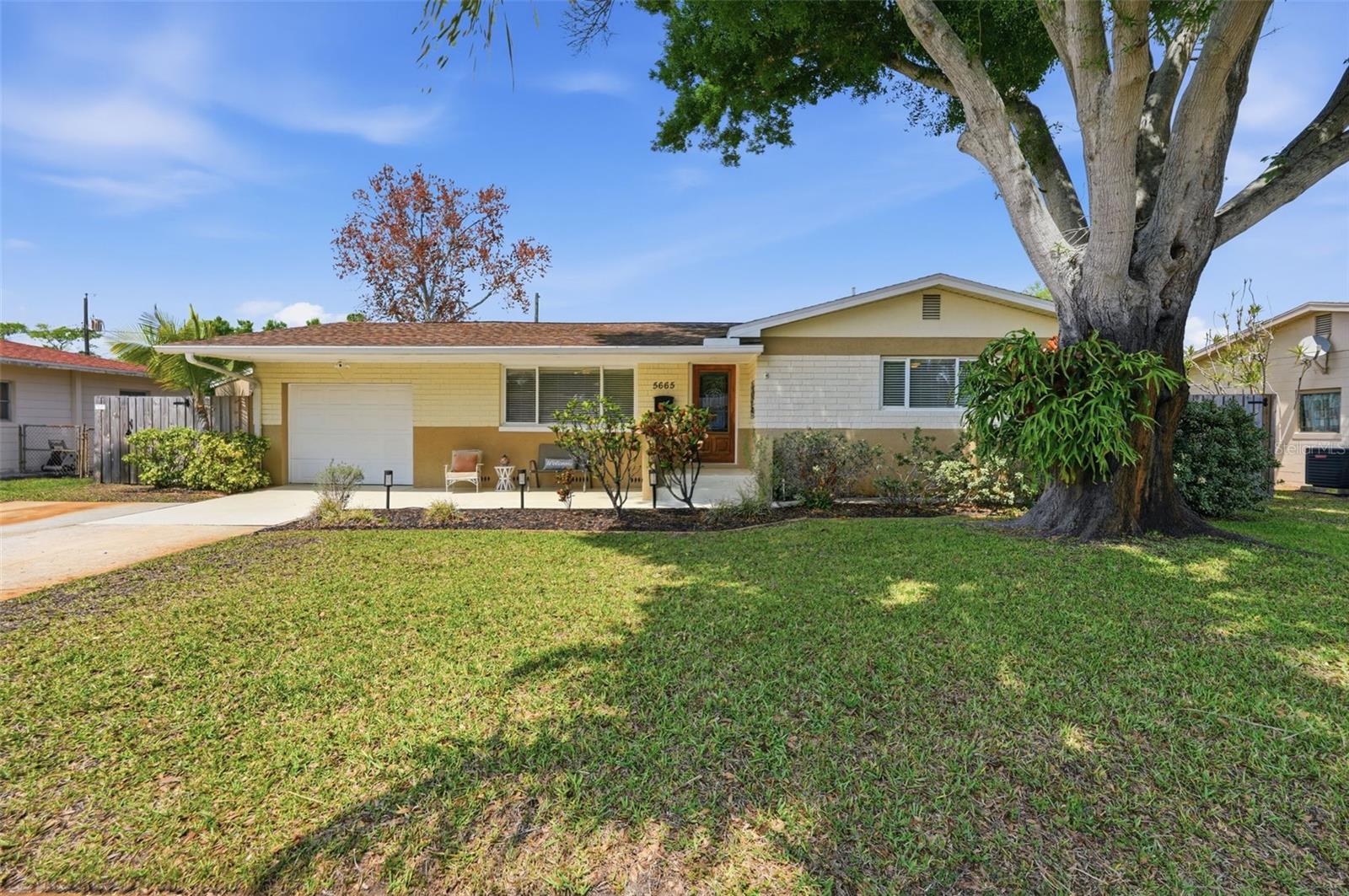 Single Family Residence em ST PETERSBURG, FL - Daniel Dourado