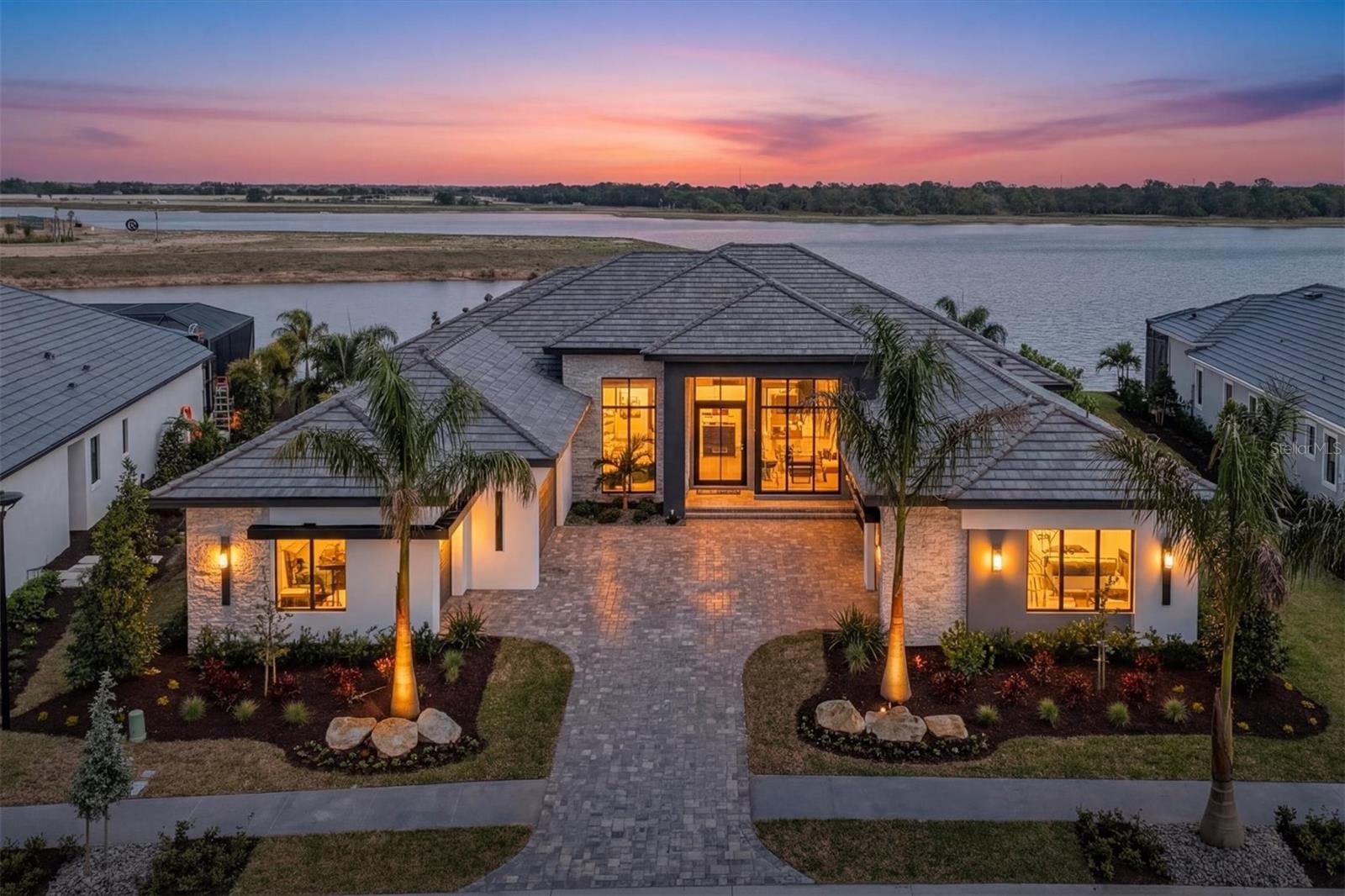 Single Family Residence in SARASOTA, FL - Daniel Dourado