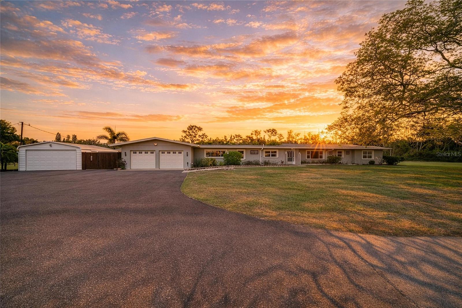 Single Family Residence in SARASOTA, FL - Daniel Dourado