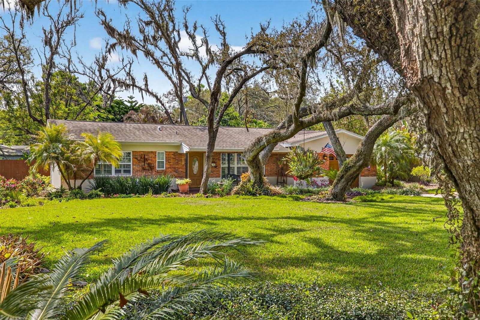 Single Family Residence in TEMPLE TERRACE, FL - Daniel Dourado