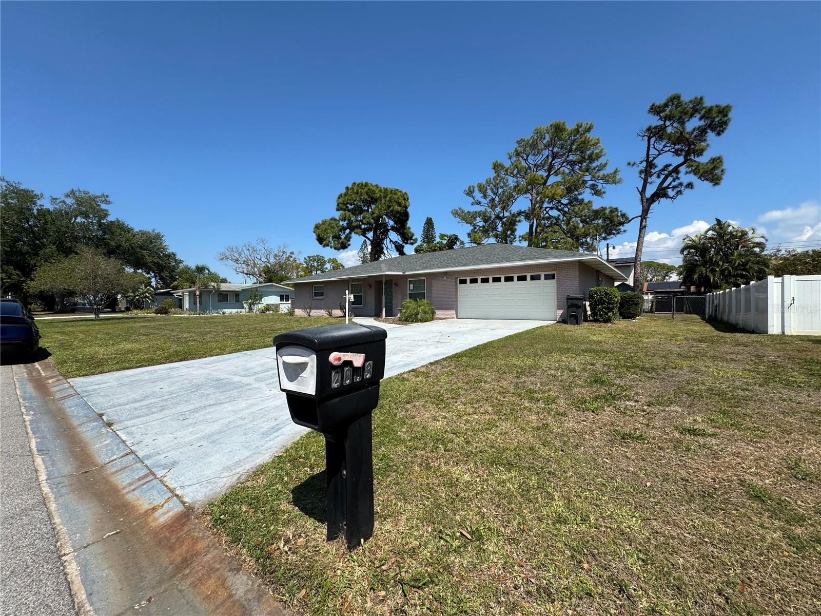 Single Family Residence in BRADENTON, FL - Daniel Dourado