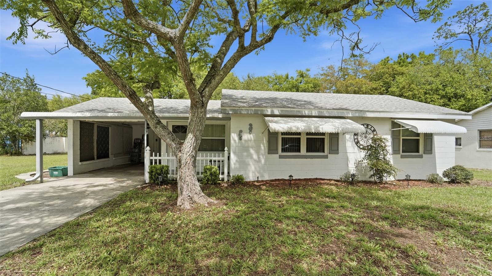 Single Family Residence in DEBARY, FL - Daniel Dourado