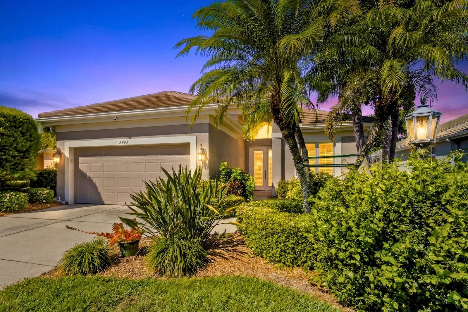 Single Family Residence in BRADENTON, FL - Daniel Dourado
