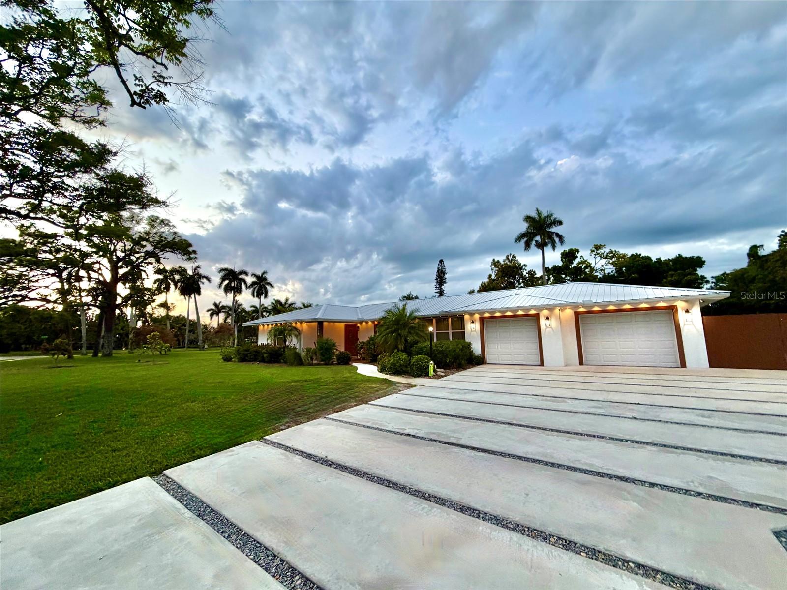 Single Family Residence in BRADENTON, FL - Daniel Dourado