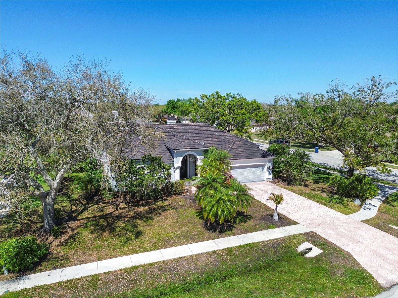 Single Family Residence in BRADENTON, FL - Daniel Dourado