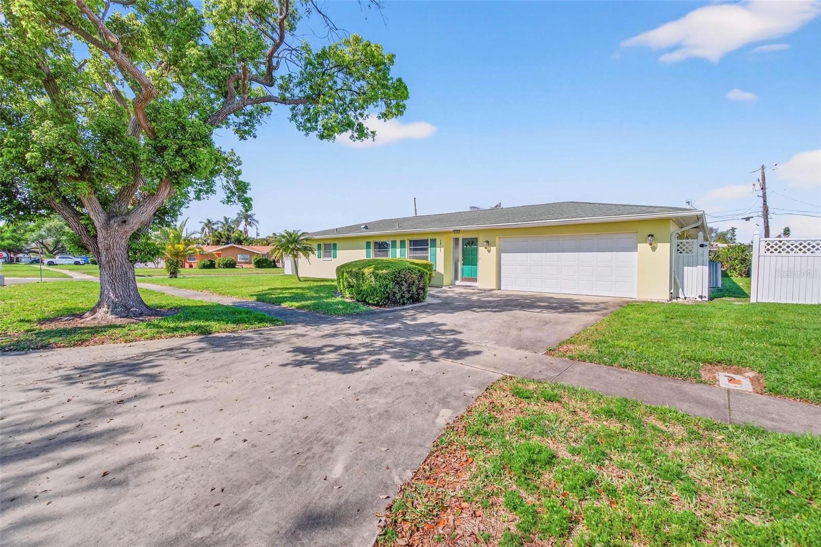 Single Family Residence em SEMINOLE, FL - Daniel Dourado