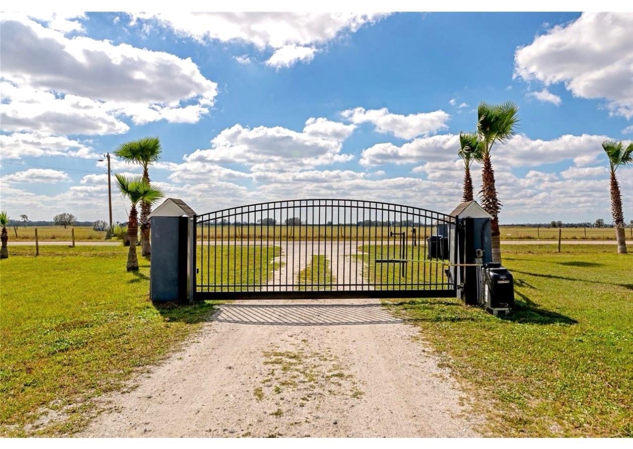 Single Family Residence em MYAKKA CITY, FL - Daniel Dourado