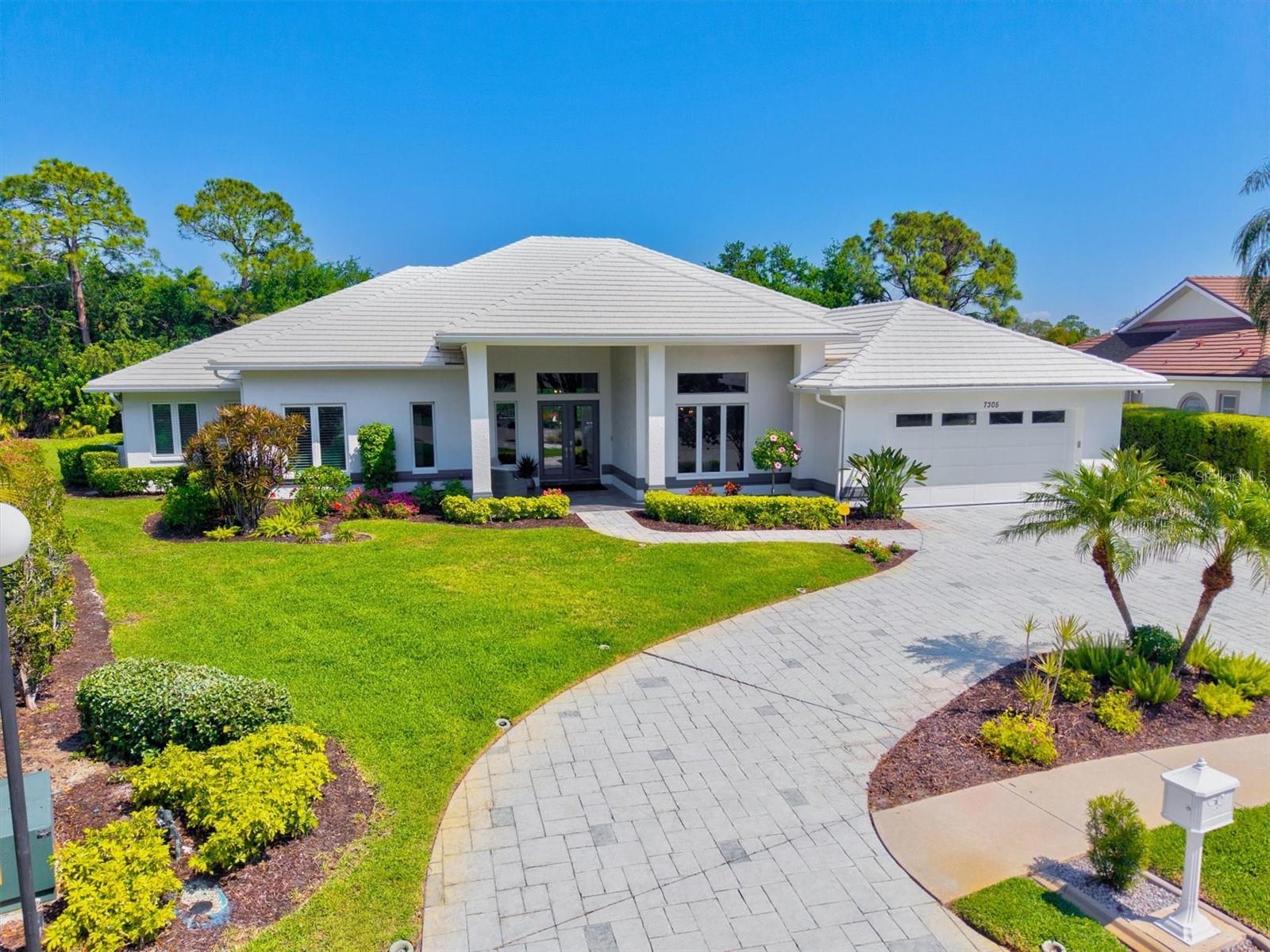 Single Family Residence in SARASOTA, FL - Daniel Dourado