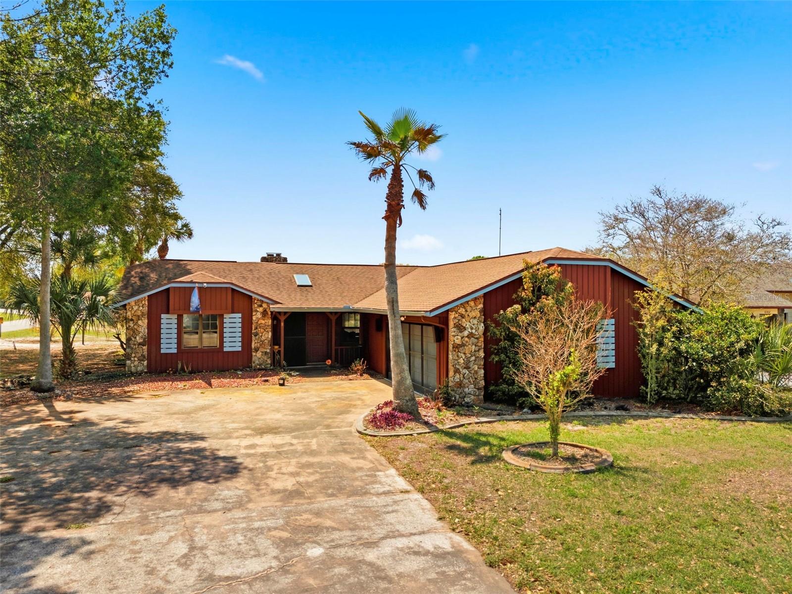 Single Family Residence in WEEKI WACHEE, FL - Daniel Dourado