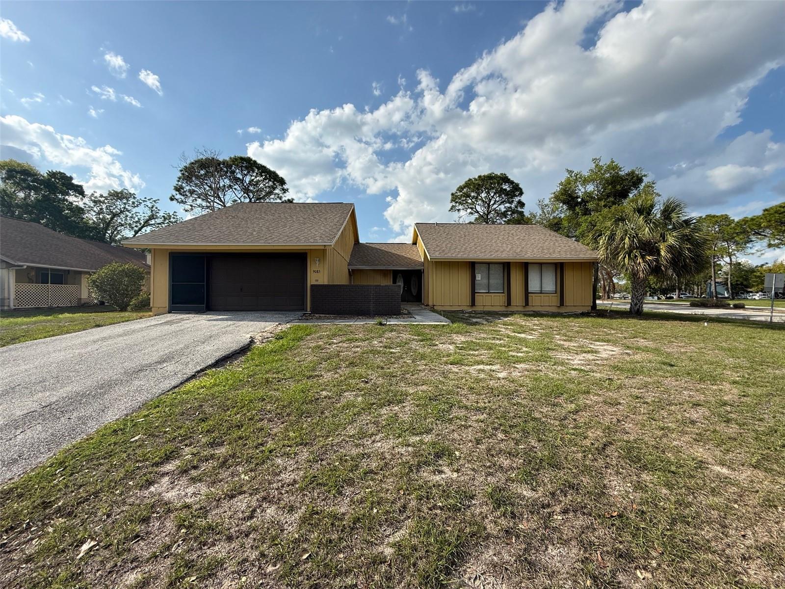 Single Family Residence in WEEKI WACHEE, FL - Daniel Dourado