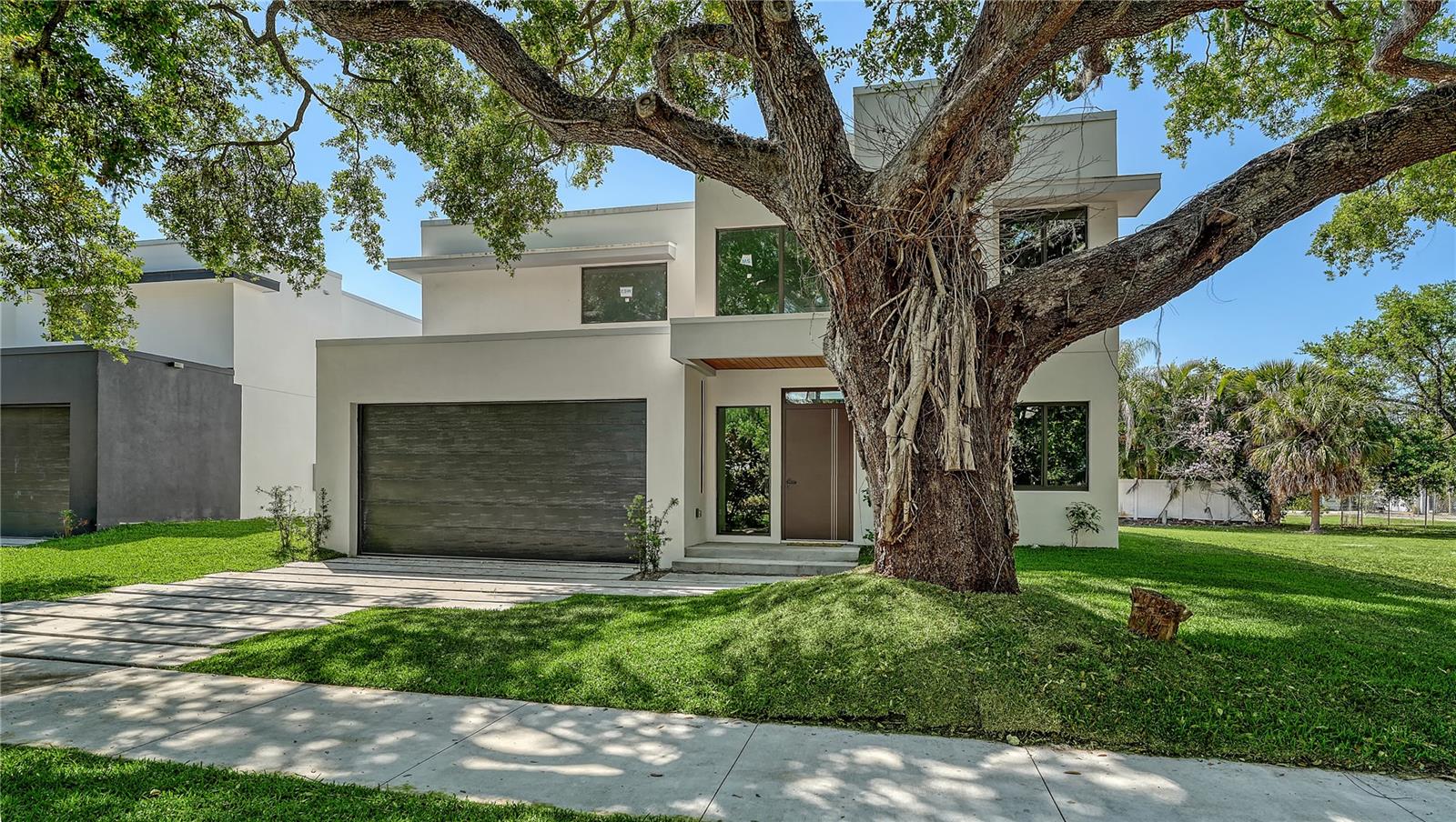 Single Family Residence in SARASOTA, FL - Daniel Dourado