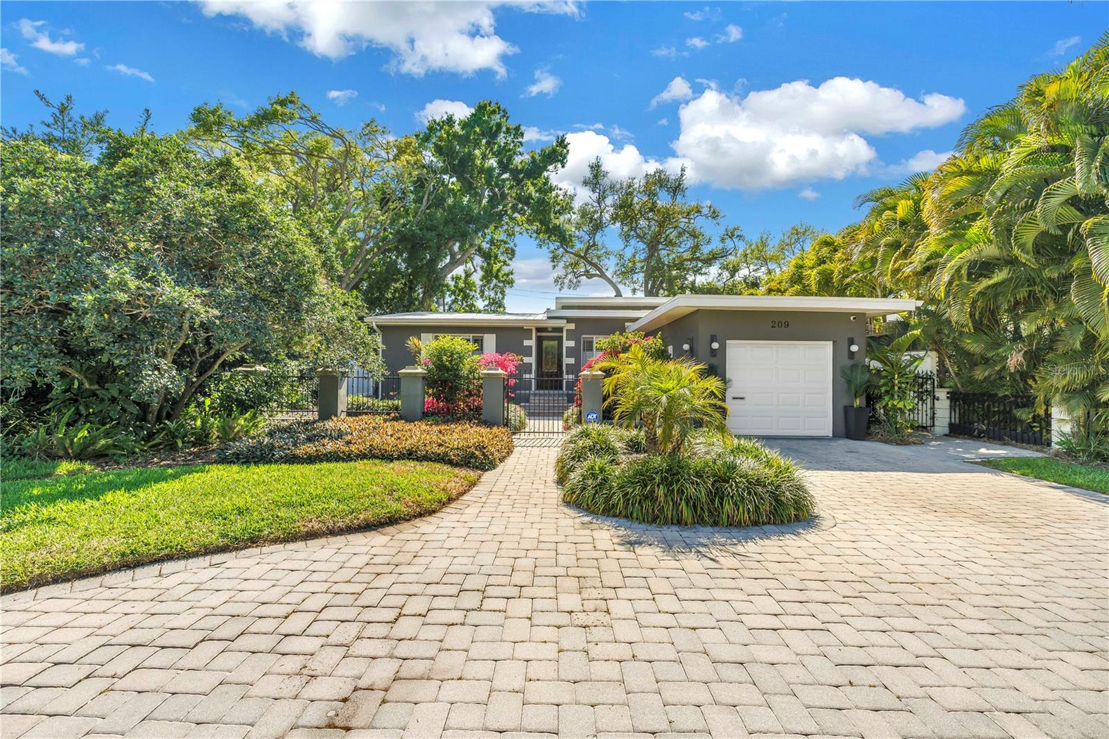 Single Family Residence em ST PETERSBURG, FL - Daniel Dourado