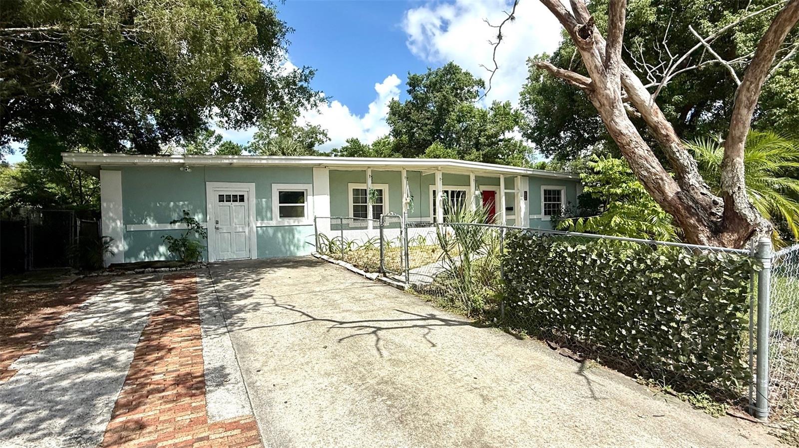 Single Family Residence in ORLANDO, FL - Daniel Dourado
