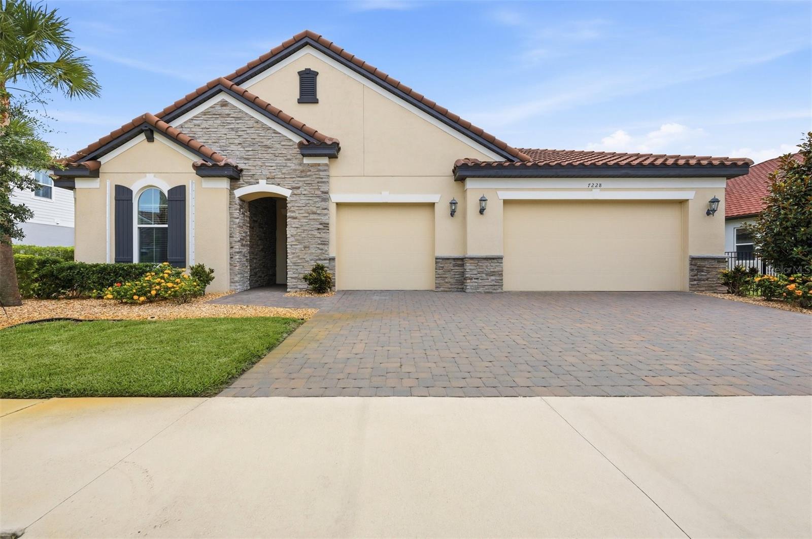Single Family Residence in SARASOTA, FL - Daniel Dourado