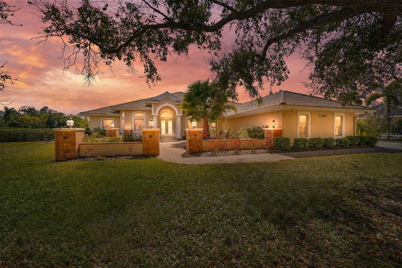 Single Family Residence in SARASOTA, FL - Daniel Dourado