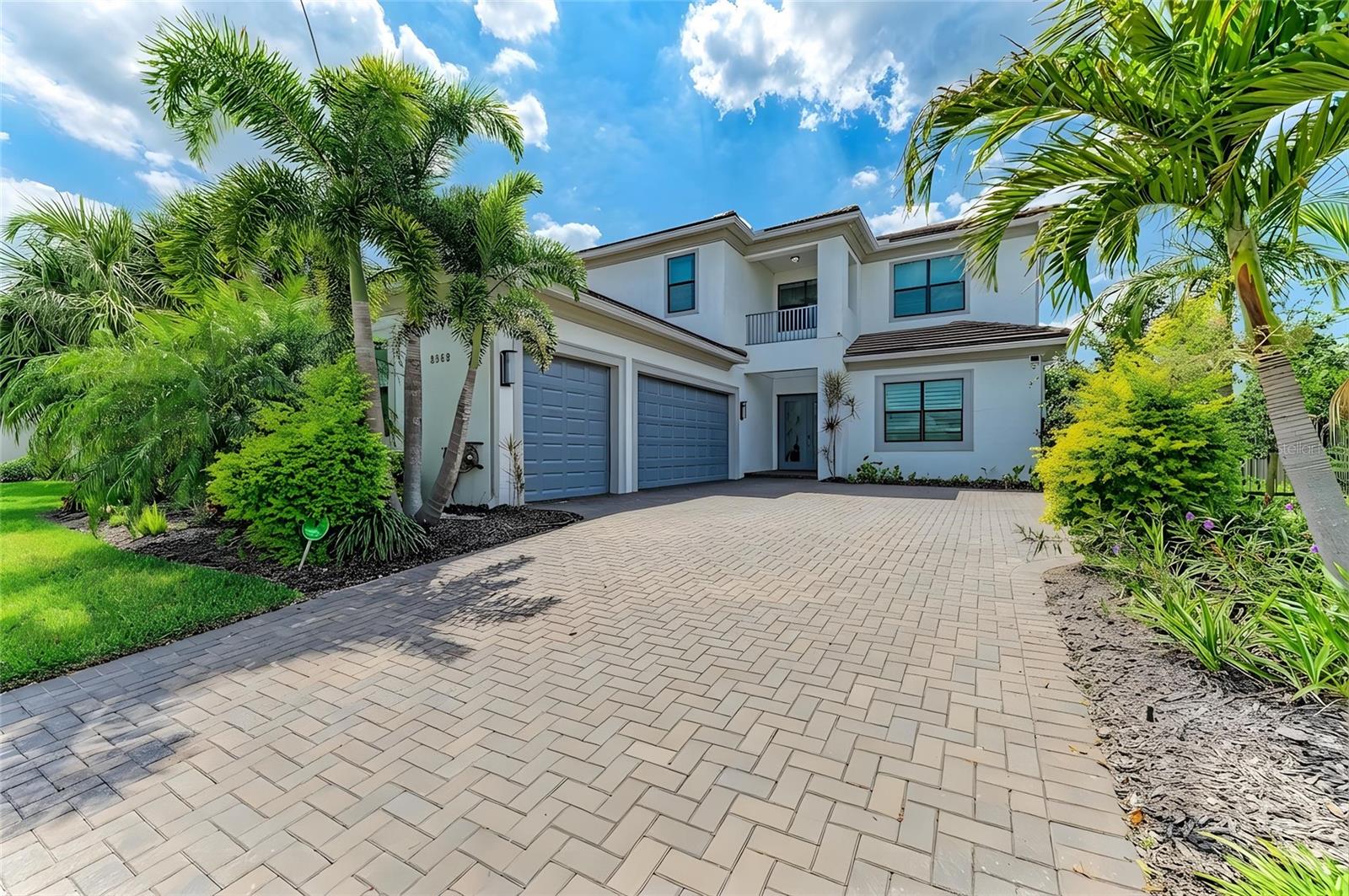 Single Family Residence in SARASOTA, FL - Daniel Dourado