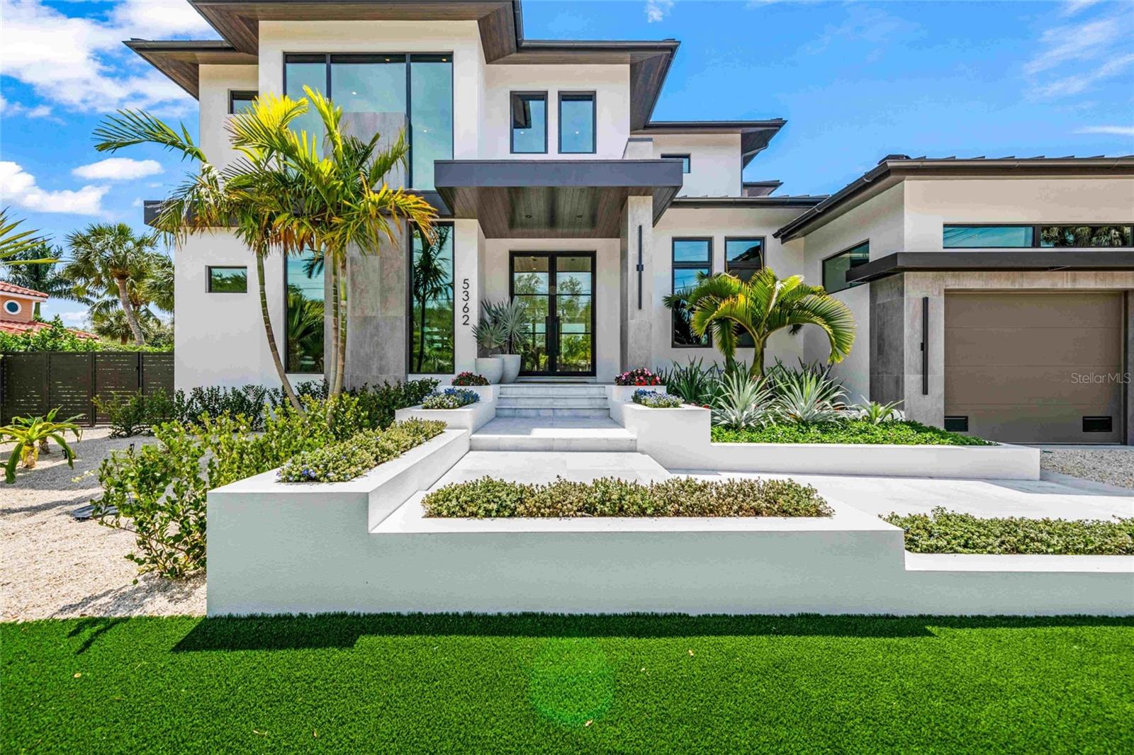 Single Family Residence in SARASOTA, FL - Daniel Dourado
