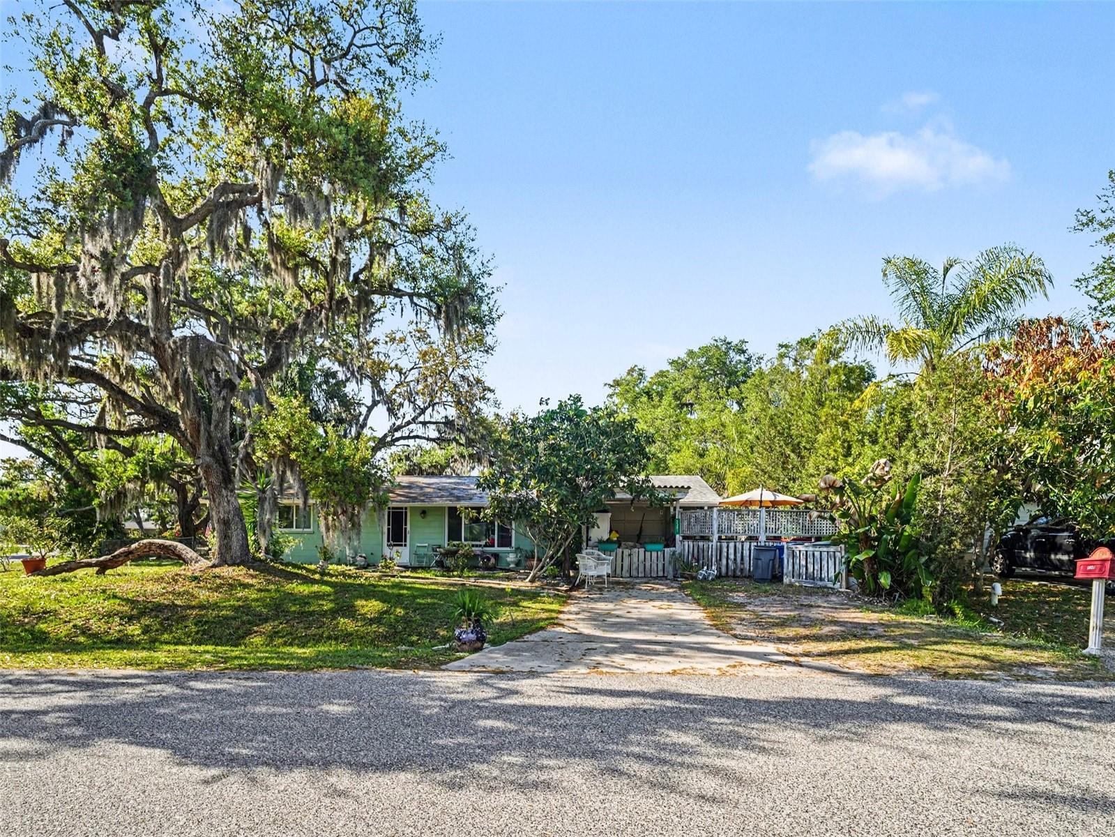 Single Family Residence in SARASOTA, FL - Daniel Dourado