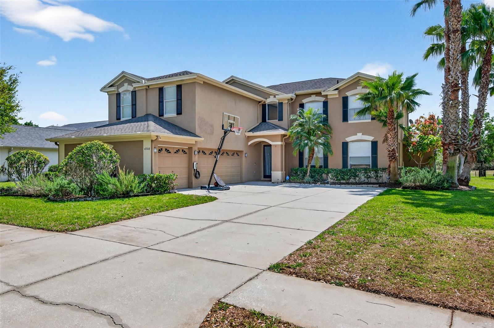 Single Family Residence in LUTZ, FL - Daniel Dourado
