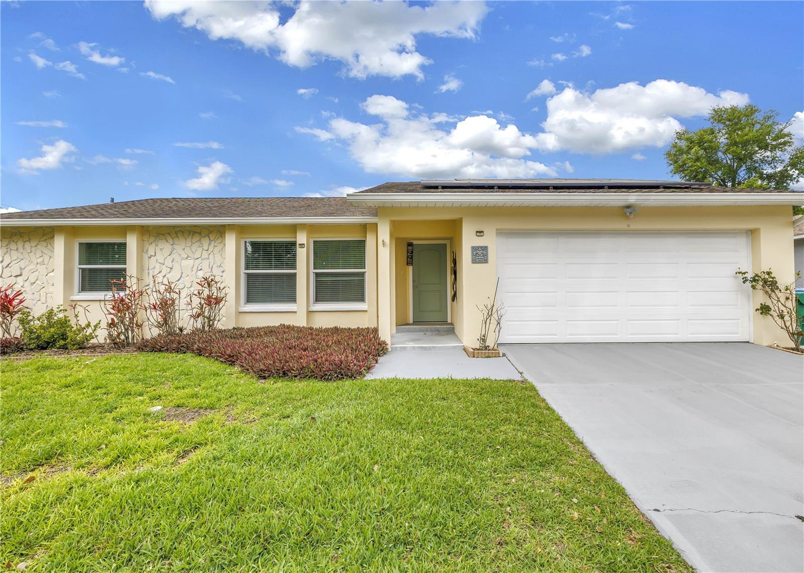 Single Family Residence in PALM HARBOR, FL - Daniel Dourado