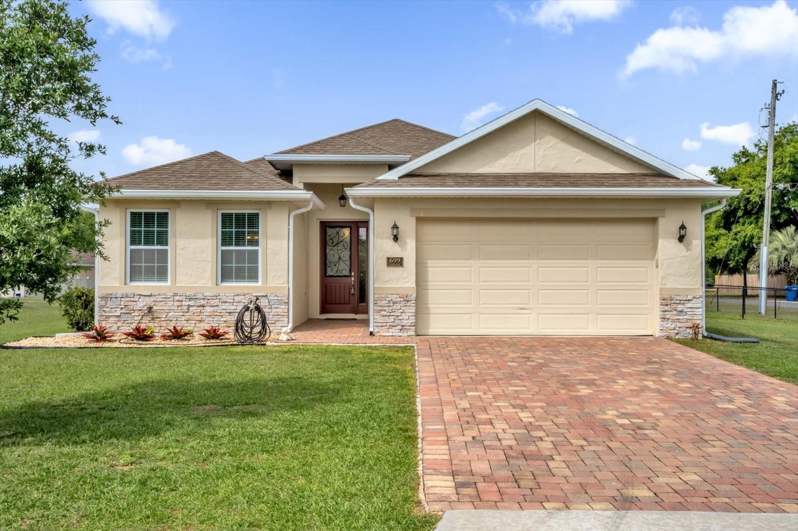 Single Family Residence in HOWEY IN THE HILLS, FL - Daniel Dourado