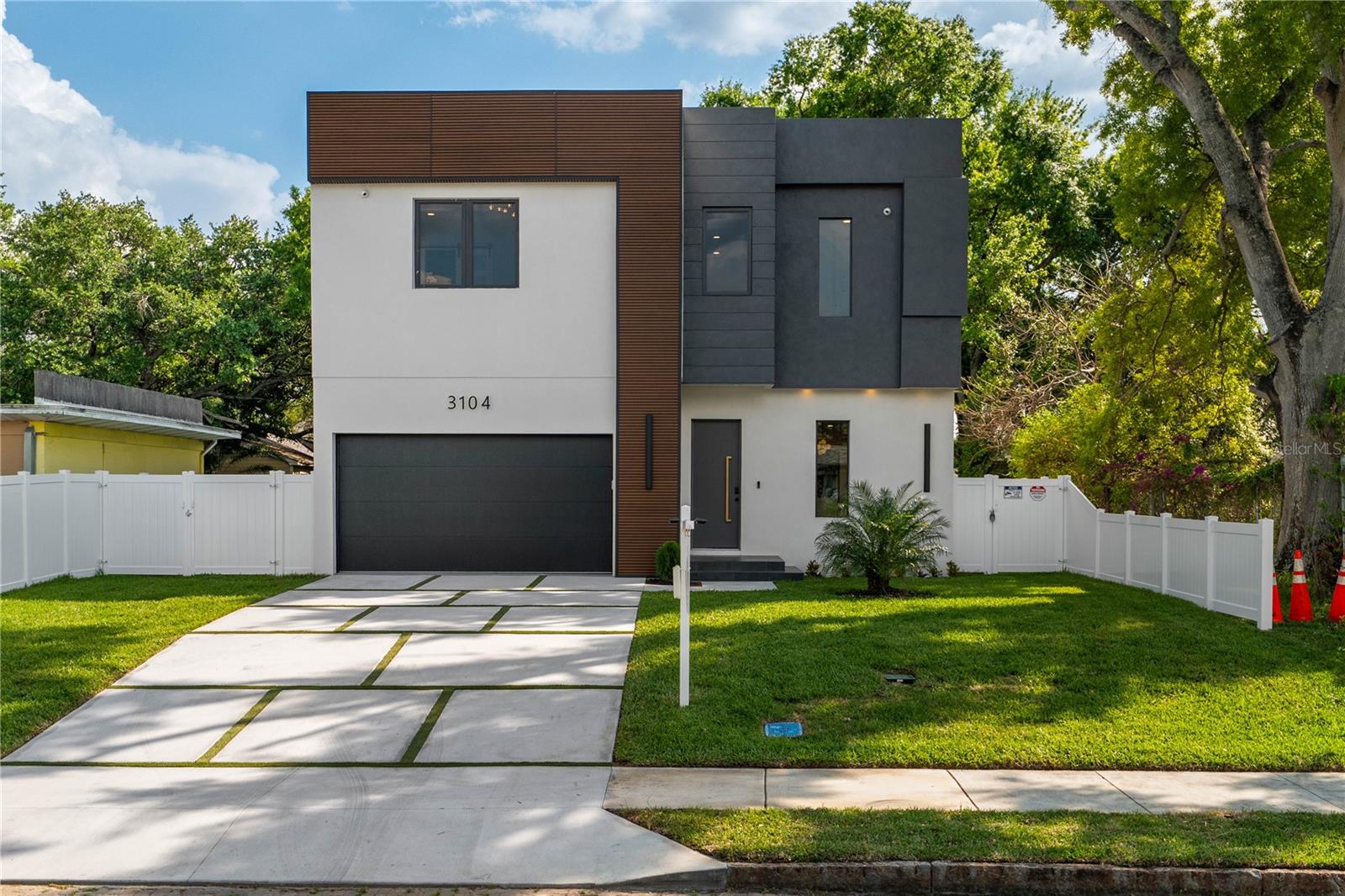 Single Family Residence in TAMPA, FL - Daniel Dourado