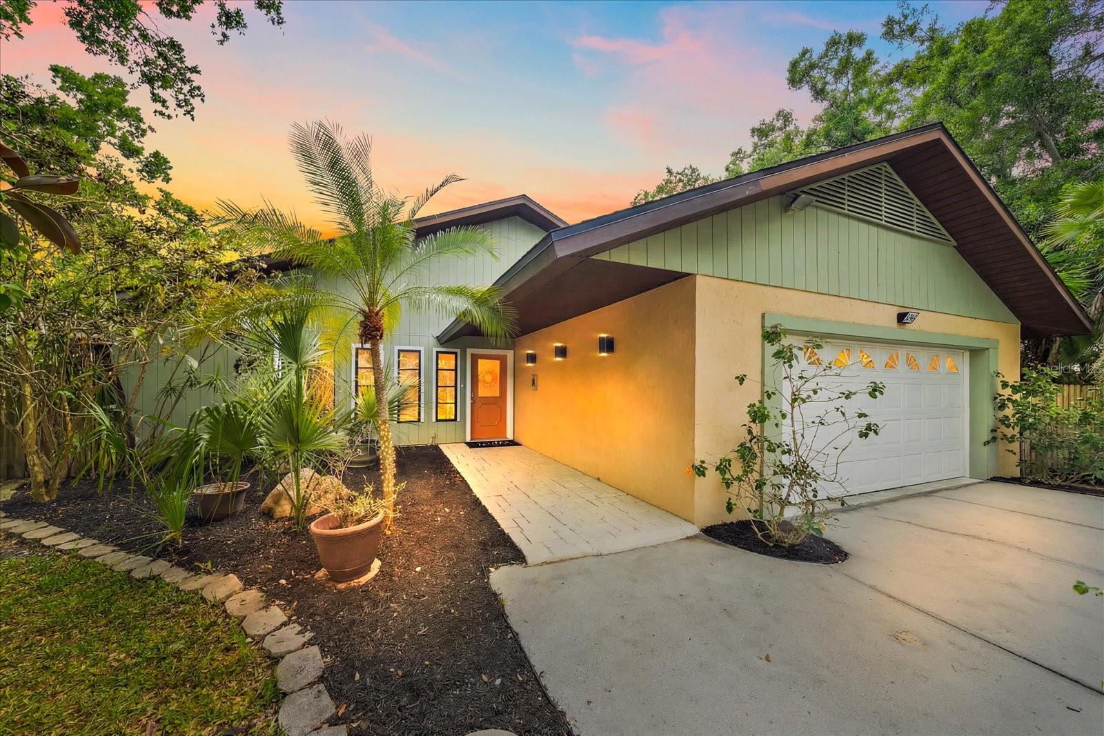 Single Family Residence in SARASOTA, FL - Daniel Dourado