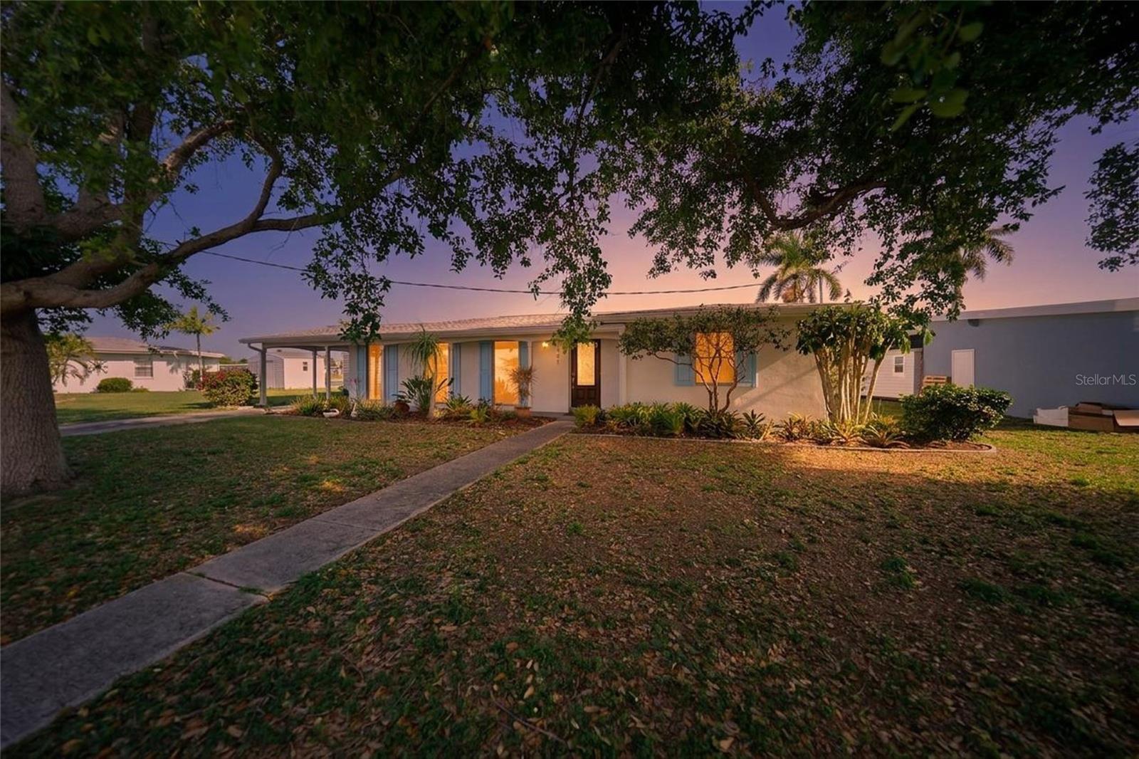 Single Family Residence in PORT CHARLOTTE, FL - Daniel Dourado