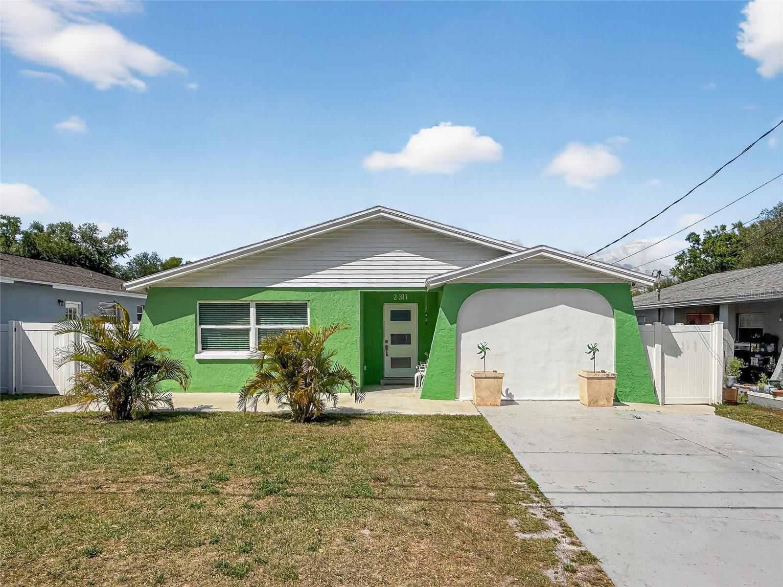Single Family Residence in TAMPA, FL - Daniel Dourado