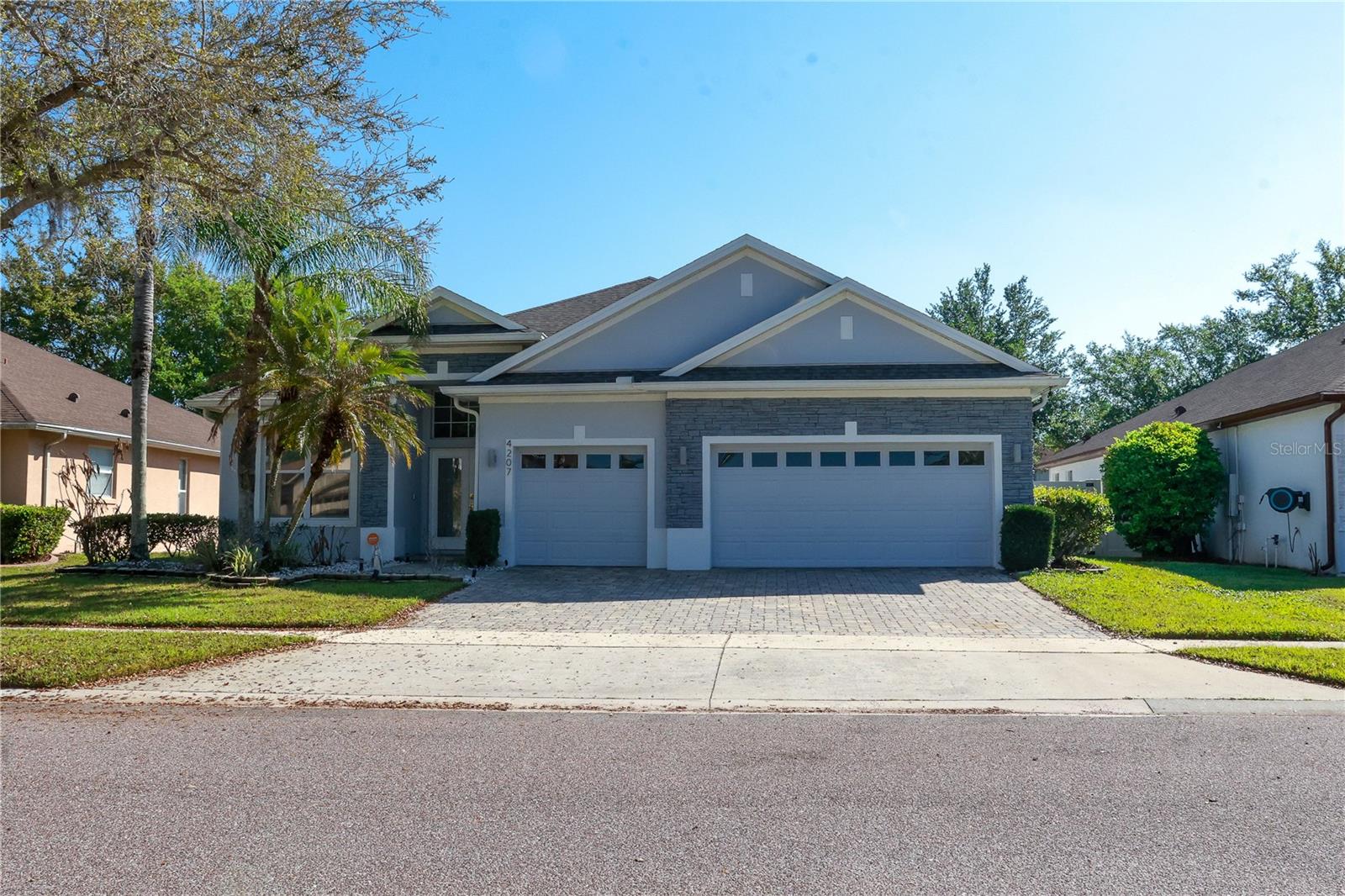 Single Family Residence in ORLANDO, FL - Daniel Dourado