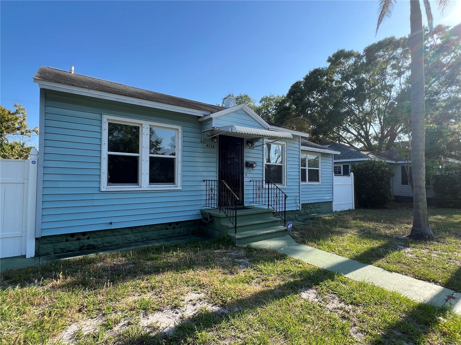 Single Family Residence em ST PETERSBURG, FL - Daniel Dourado