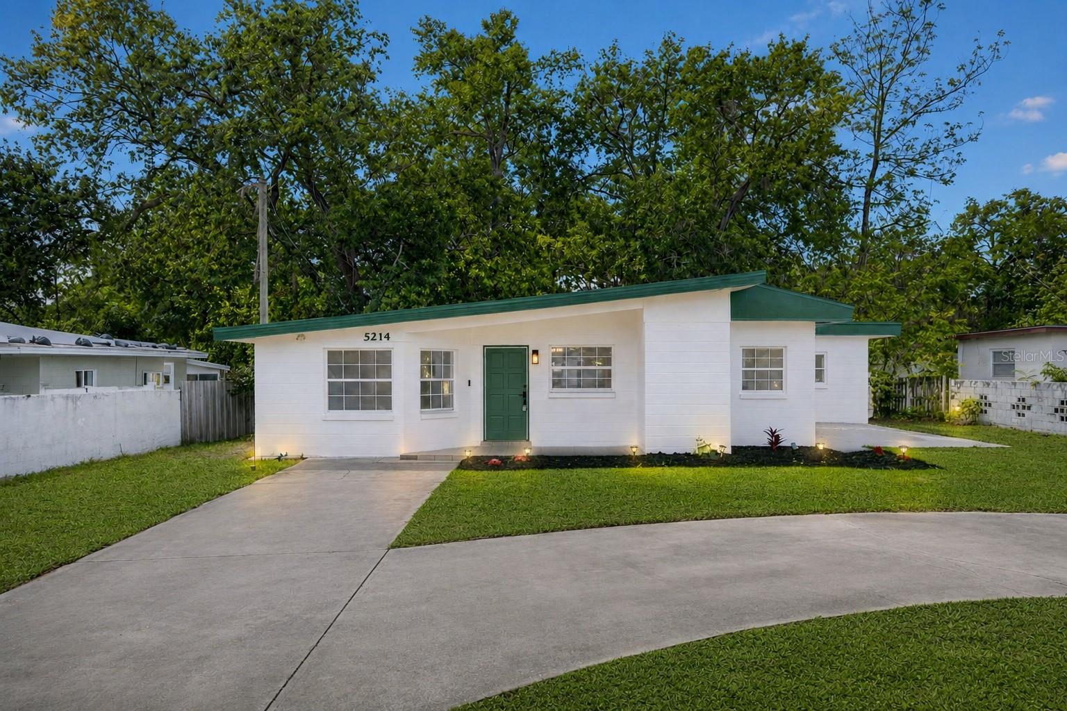 Single Family Residence in ORLANDO, FL - Daniel Dourado