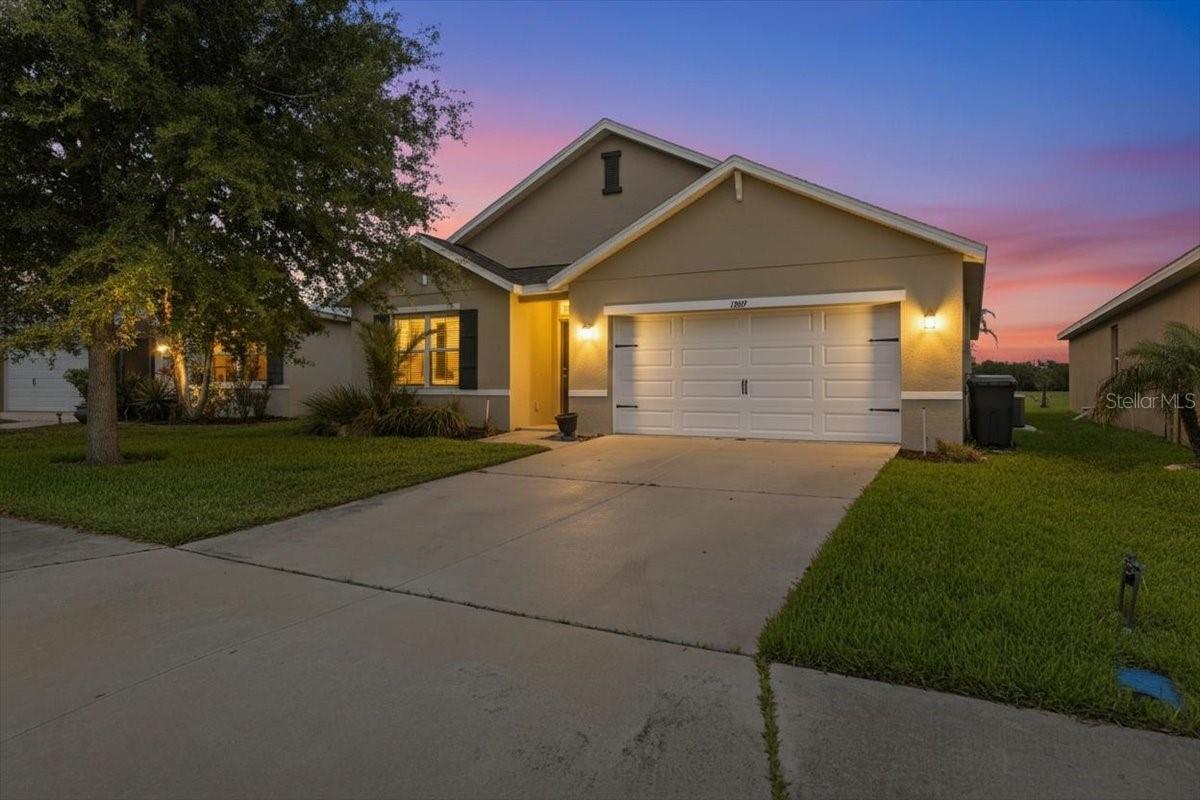 Single Family Residence in BRADENTON, FL - Daniel Dourado