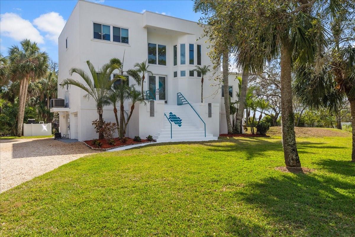 Single Family Residence in OLDSMAR, FL - Daniel Dourado