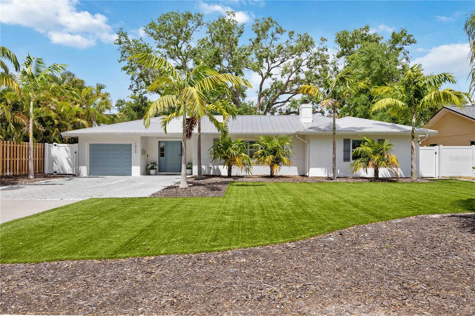 Single Family Residence in SARASOTA, FL - Daniel Dourado