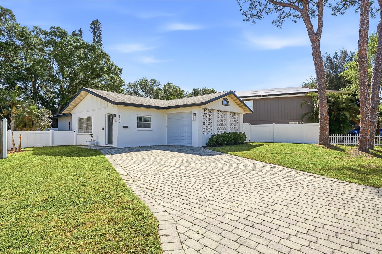 Single Family Residence em ST PETERSBURG, FL - Daniel Dourado