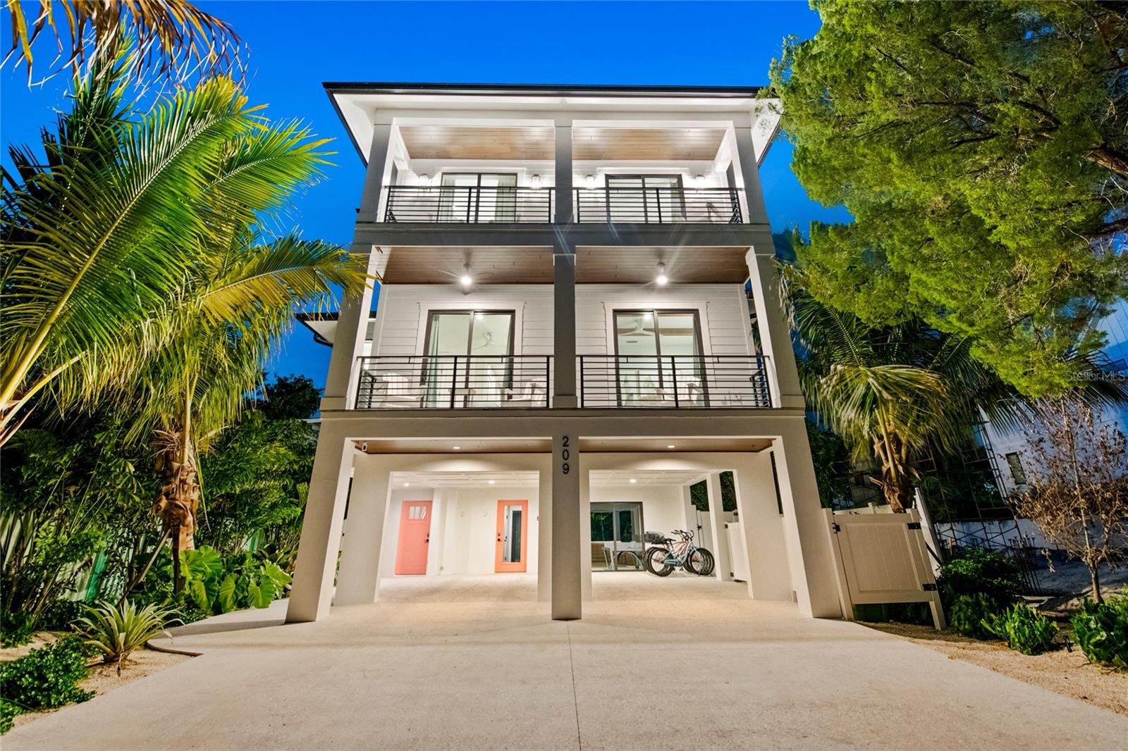 Single Family Residence in SARASOTA, FL - Daniel Dourado