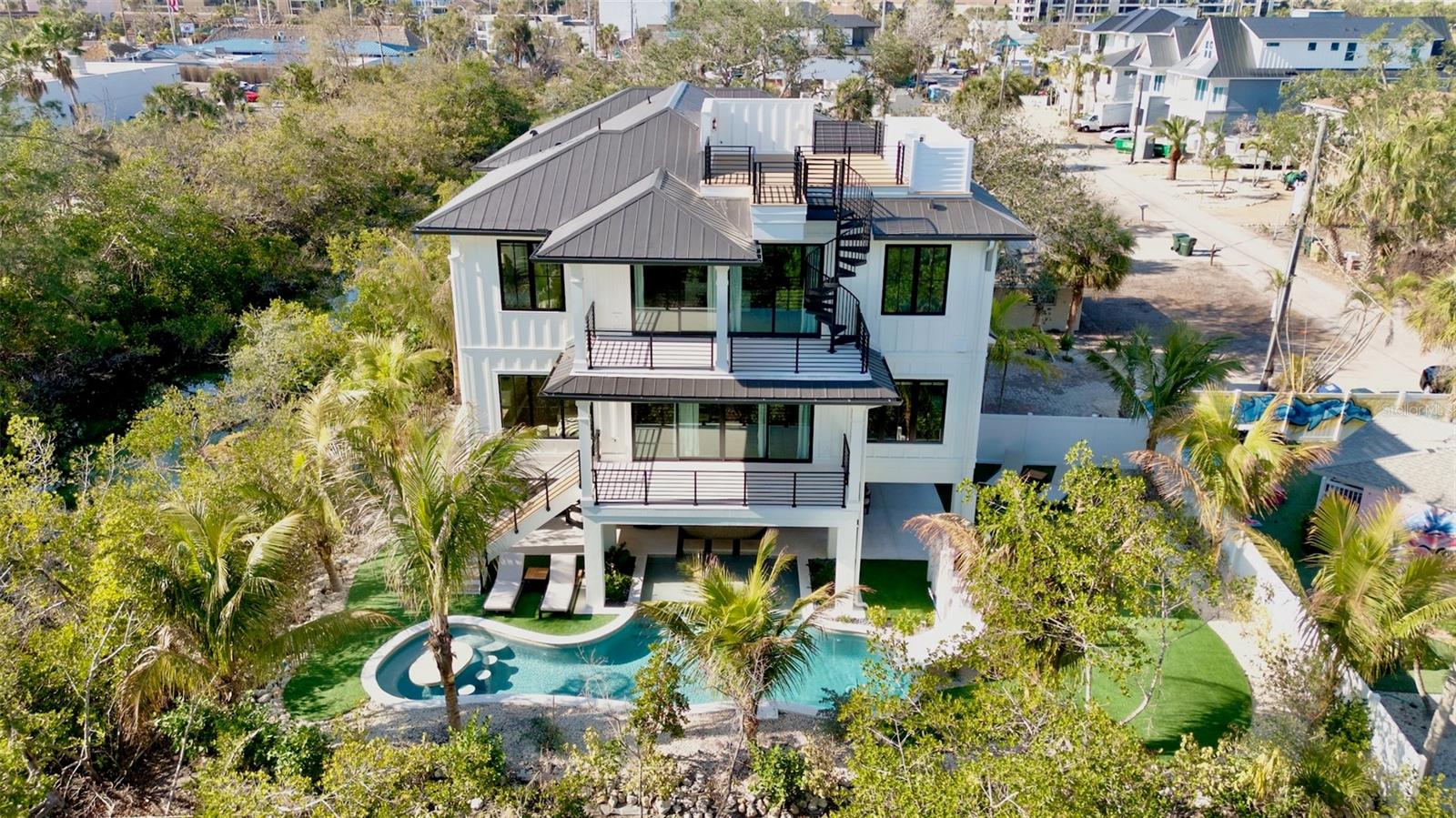 Single Family Residence in SARASOTA, FL - Daniel Dourado