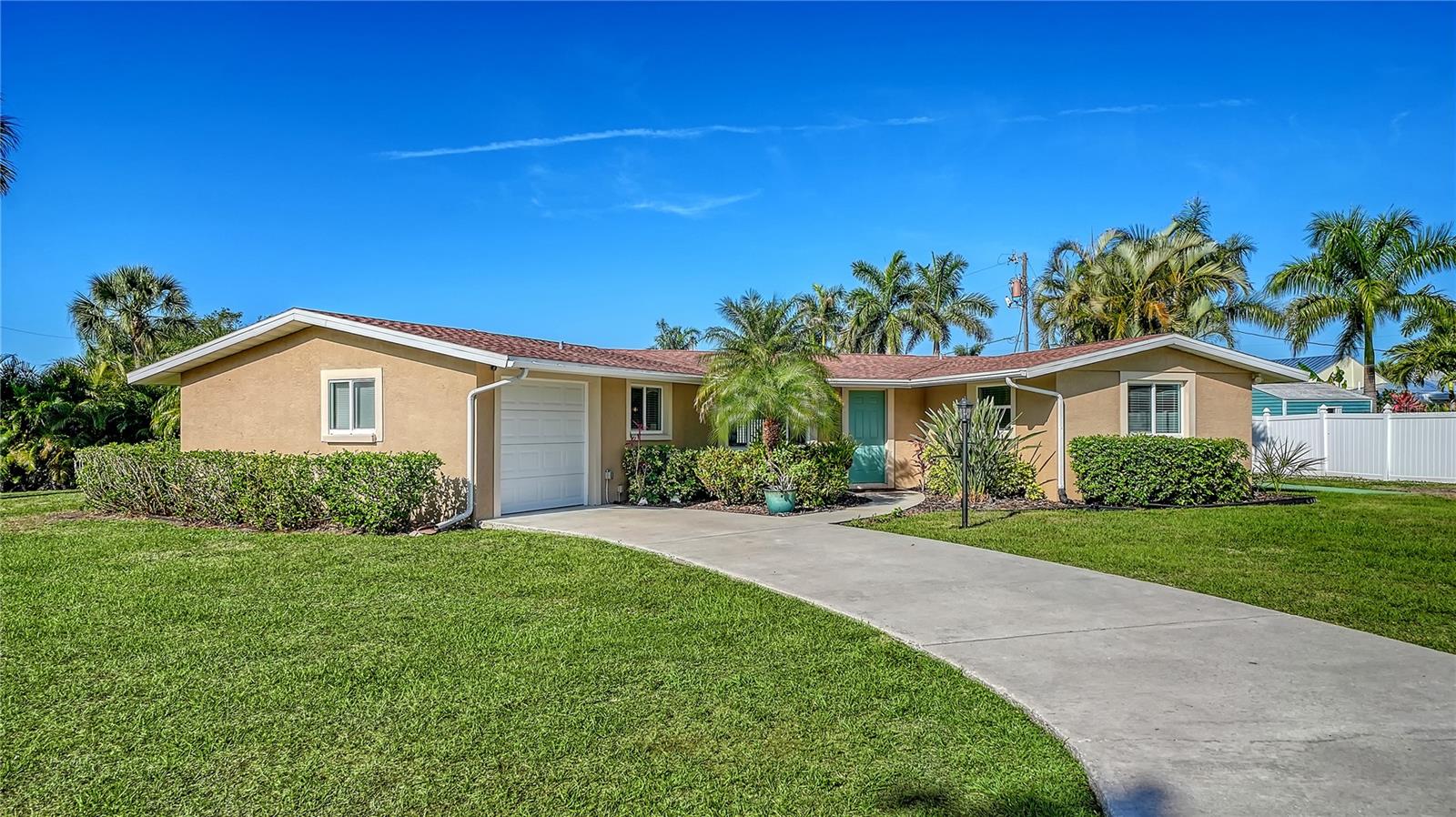 Single Family Residence in SARASOTA, FL - Daniel Dourado