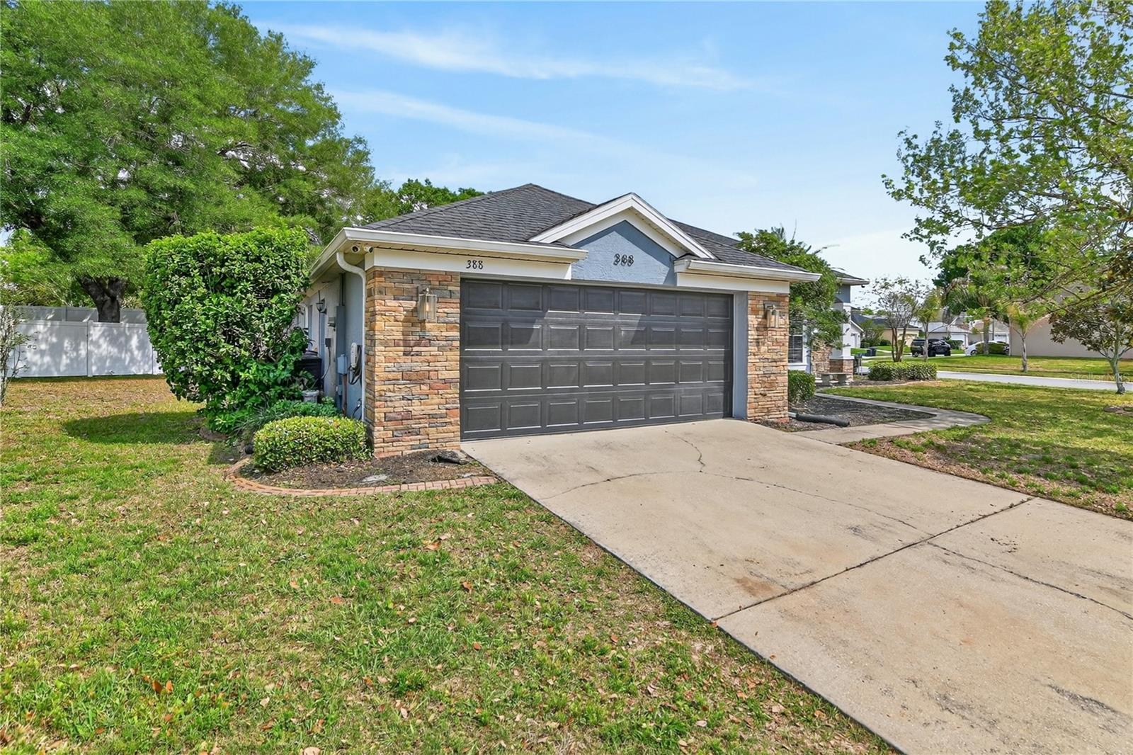 Single Family Residence in DEBARY, FL - Daniel Dourado