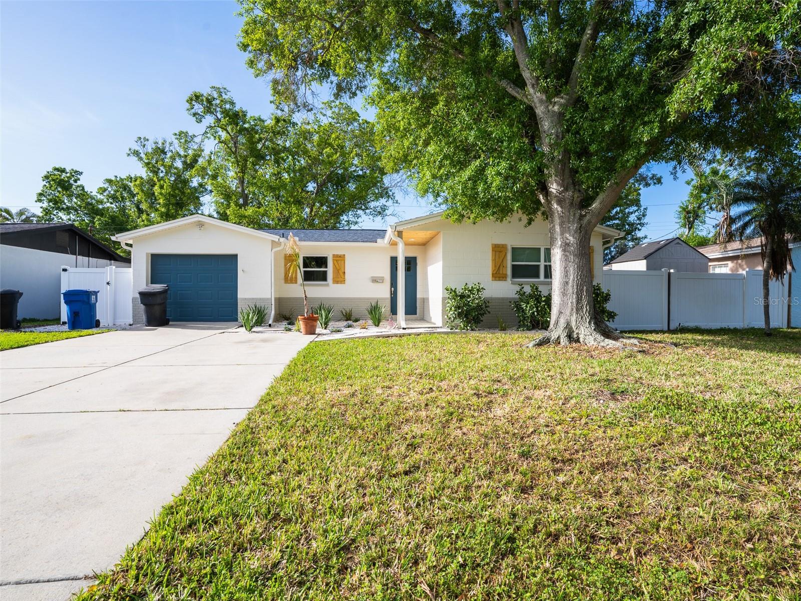 Single Family Residence em ST PETERSBURG, FL - Daniel Dourado