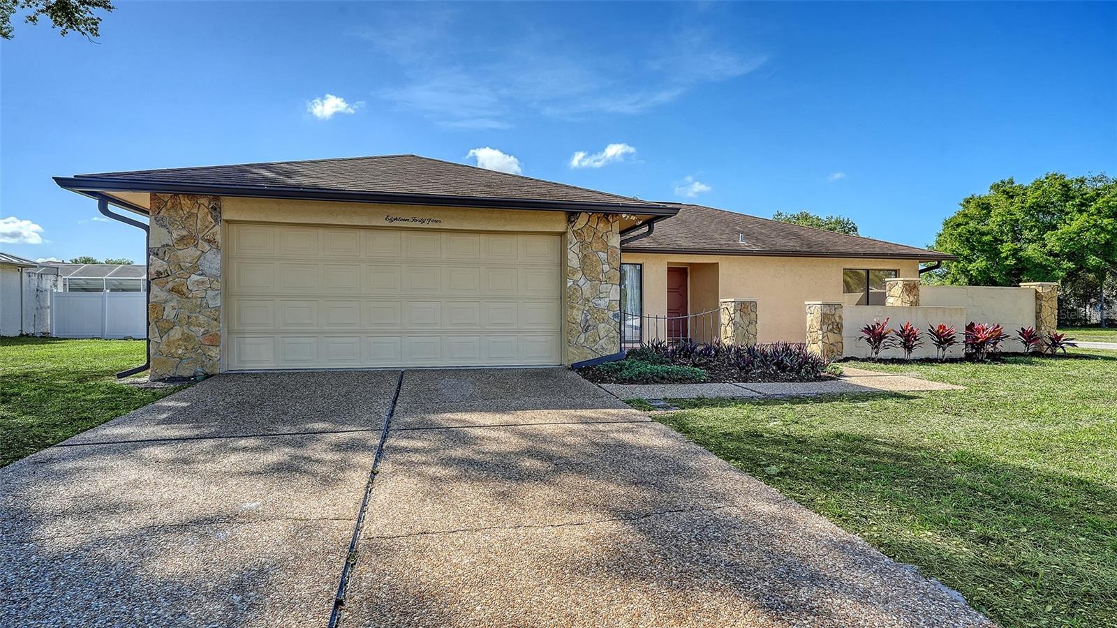 Single Family Residence in SARASOTA, FL - Daniel Dourado