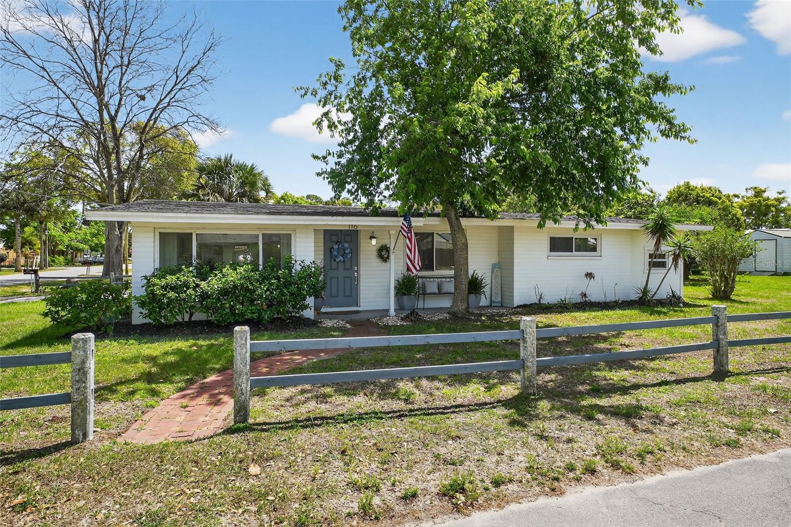 Single Family Residence in EDGEWATER, FL - Daniel Dourado