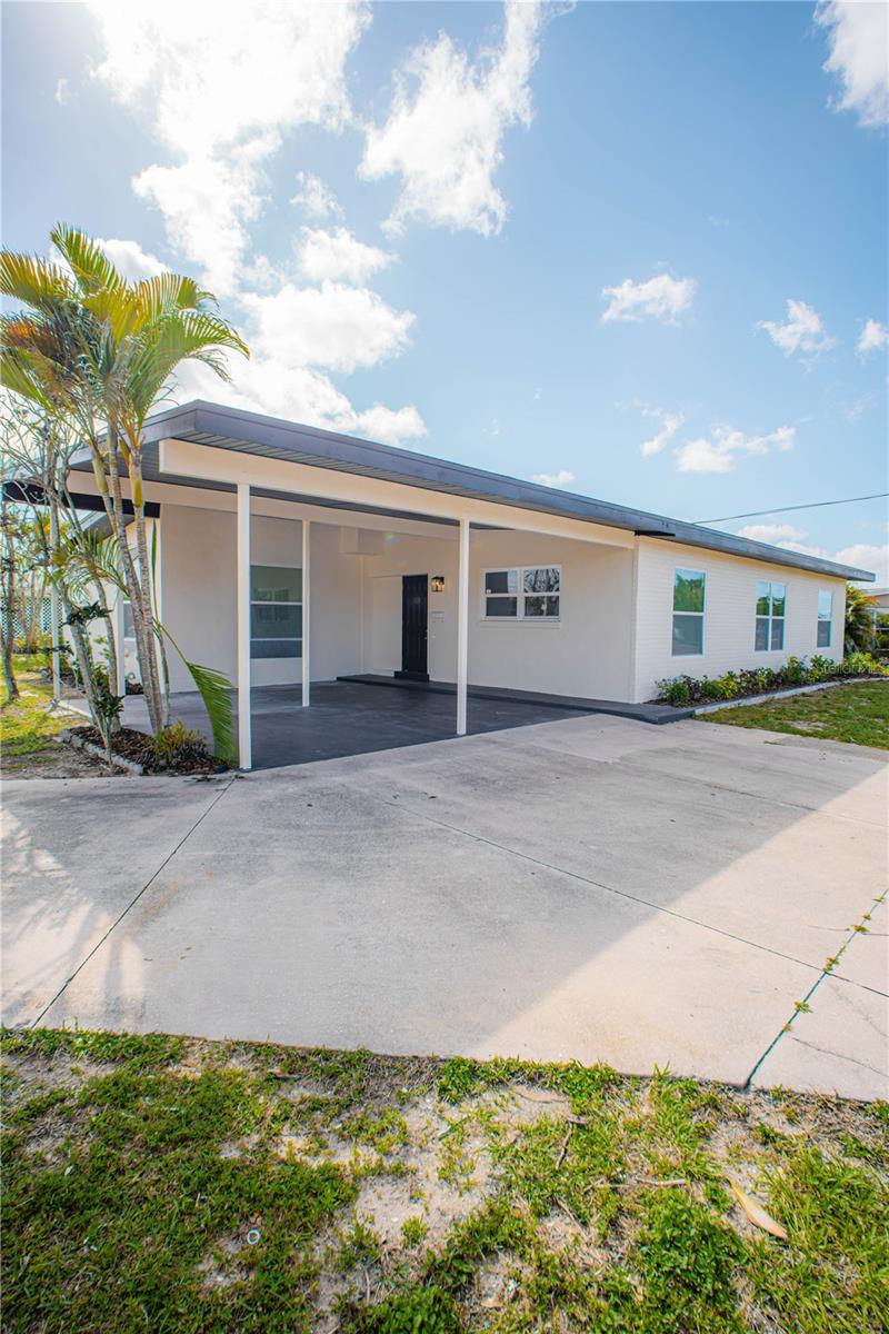 Single Family Residence in PORT CHARLOTTE, FL - Daniel Dourado