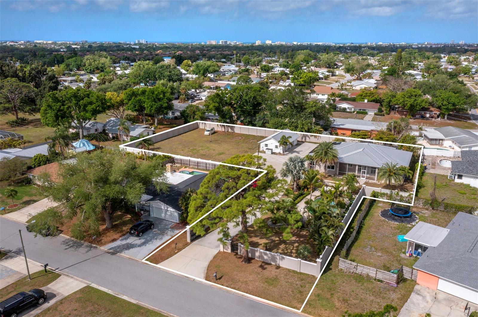 Single Family Residence in SARASOTA, FL - Daniel Dourado