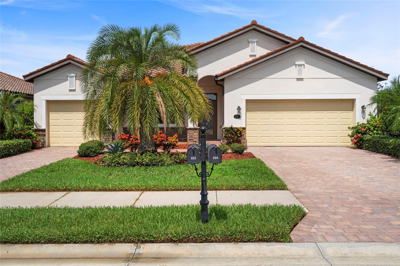 Single Family Residence in BRADENTON, FL - Daniel Dourado