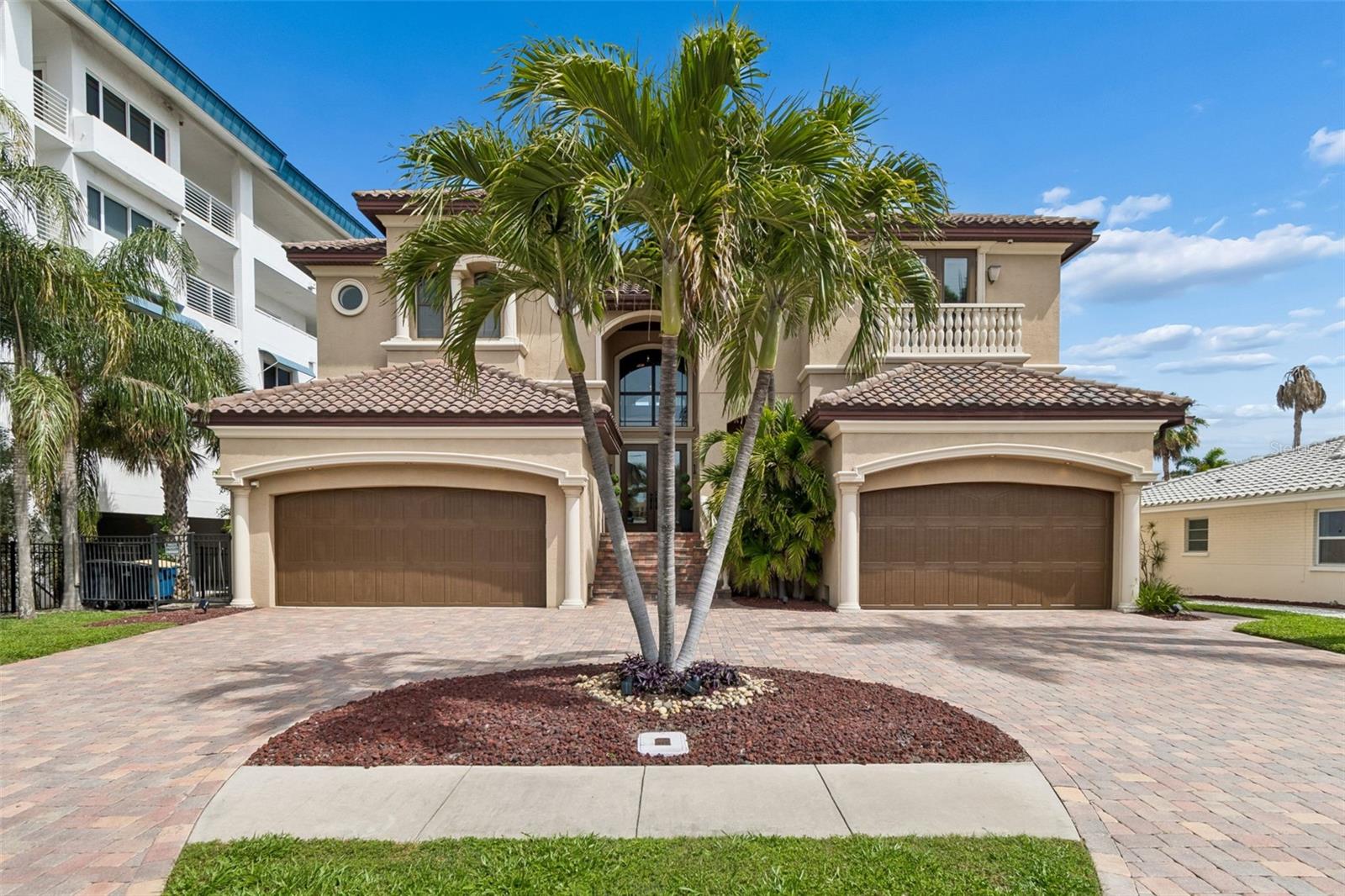 Single Family Residence in CLEARWATER BEACH, FL - Daniel Dourado