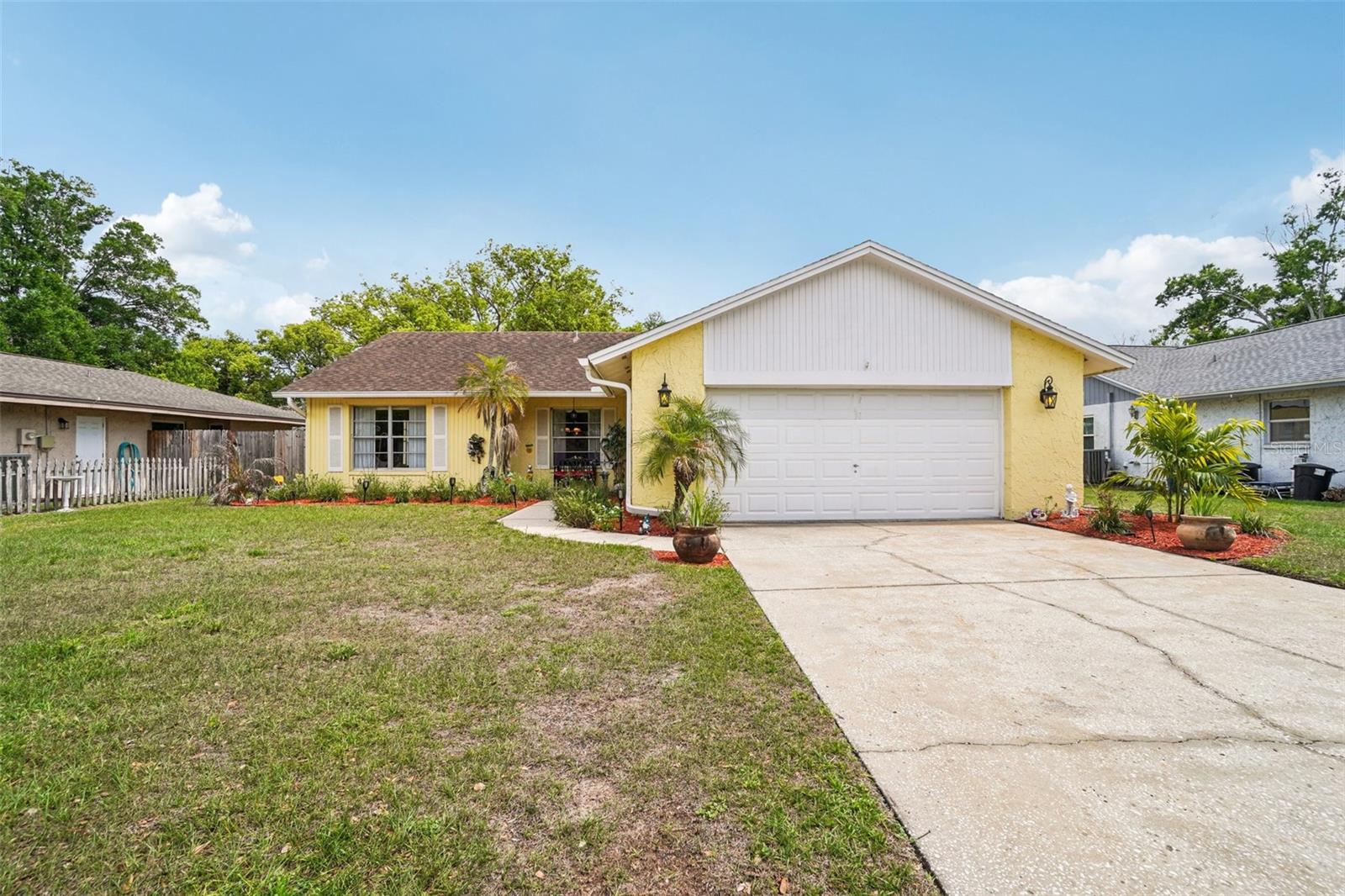 Single Family Residence in LUTZ, FL - Daniel Dourado