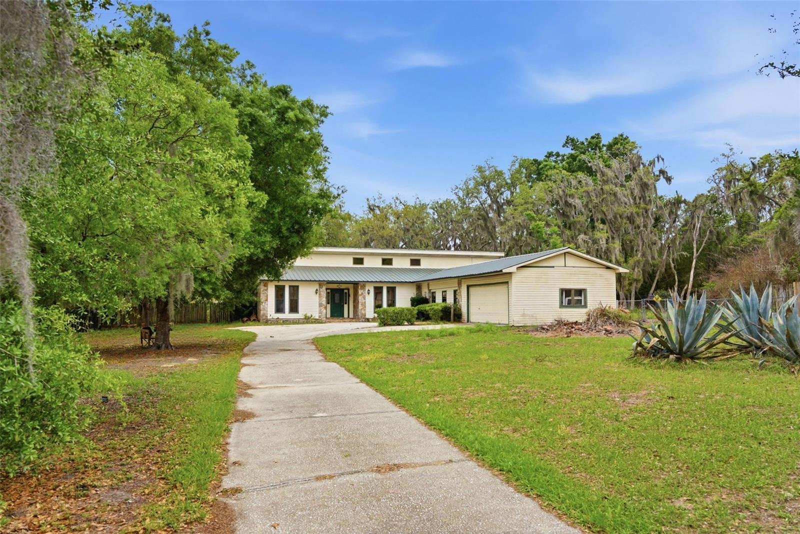 Single Family Residence in RIVERVIEW, FL - Daniel Dourado